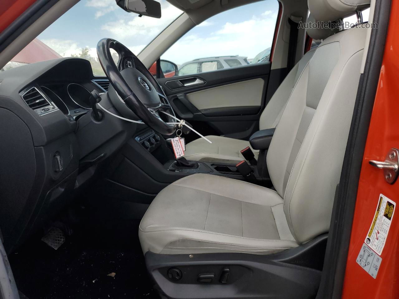 2018 Volkswagen Tiguan Se Orange vin: 3VV3B7AX5JM025682