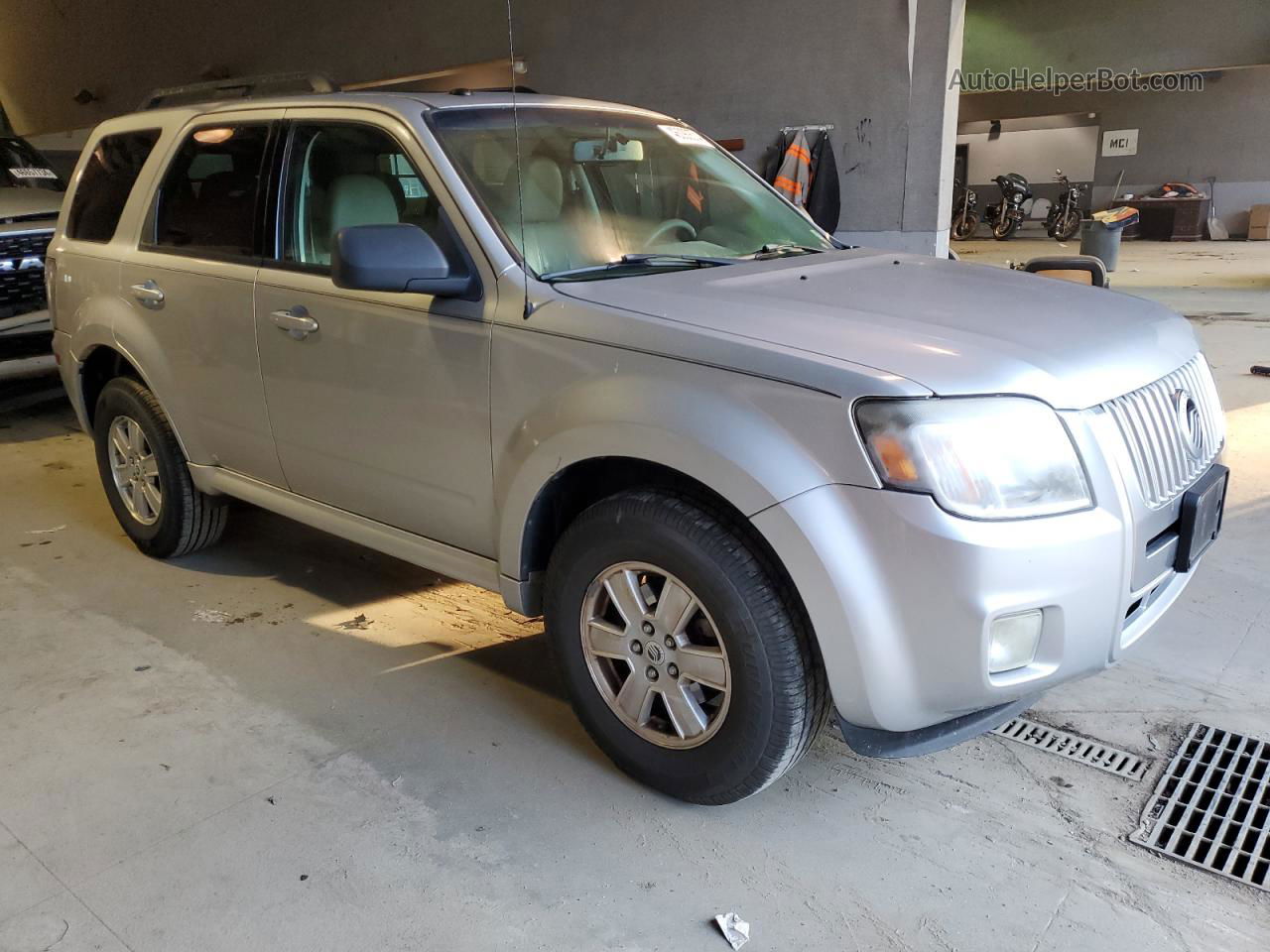 2010 Mercury Mariner  Silver vin: 4M2CN9B74AKJ24186