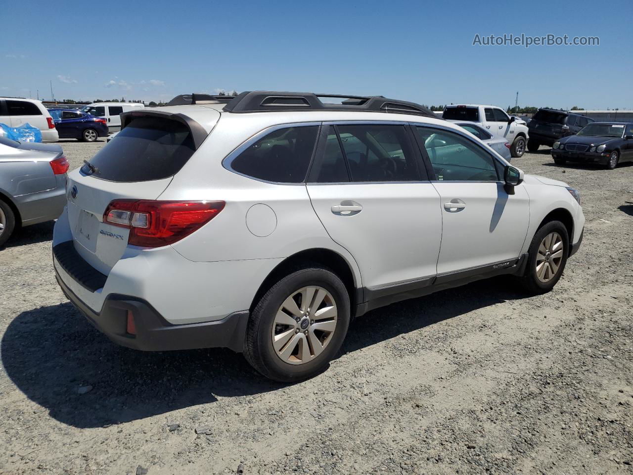 2019 Subaru Outback 2.5i Premium White vin: 4S4BSAFC1K3356383