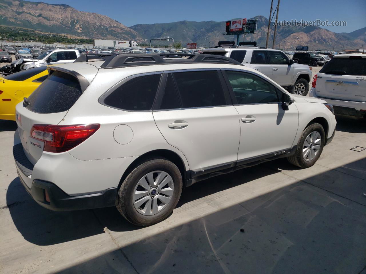 2019 Subaru Outback 2.5i Premium White vin: 4S4BSAHCXK3277677