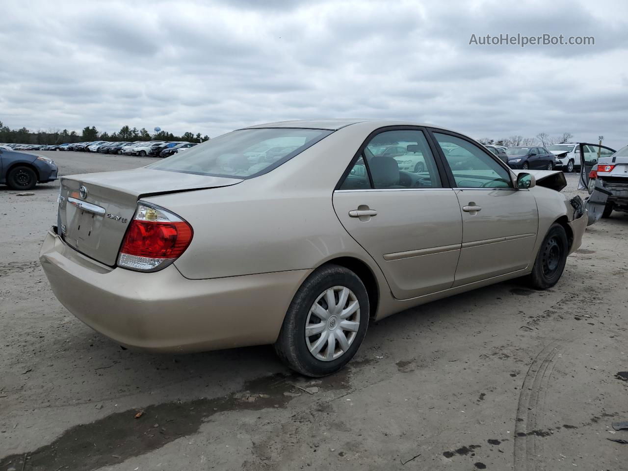 2005 Toyota Camry Le Gold vin: 4T1BE32K25U050775