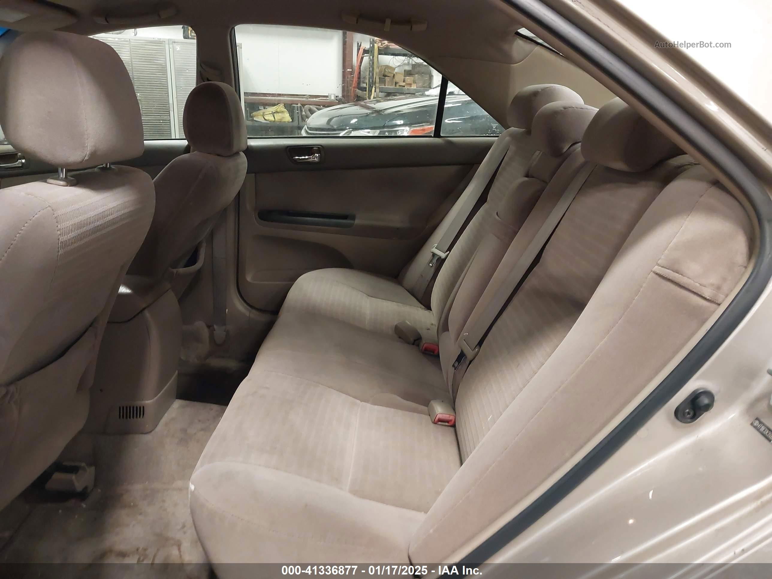 2005 Toyota Camry Le Gold vin: 4T1BE32K35U083199