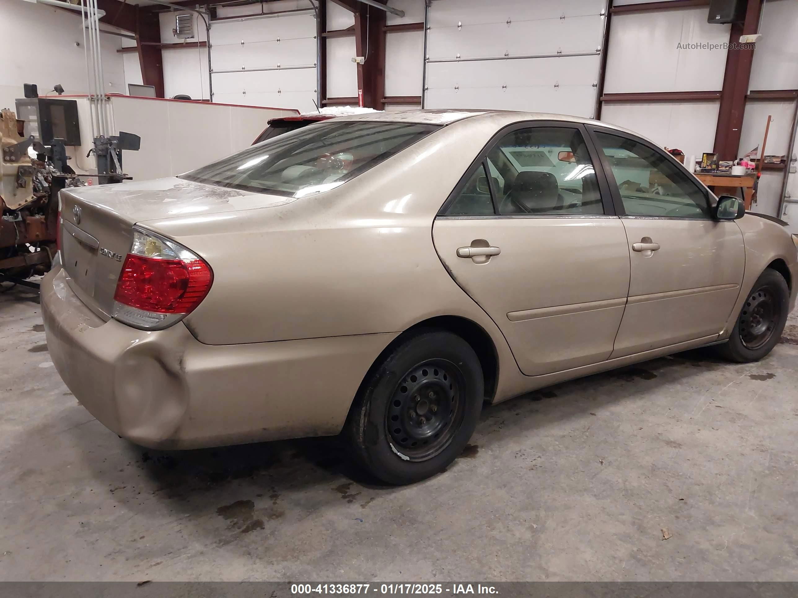 2005 Toyota Camry Le Gold vin: 4T1BE32K35U083199