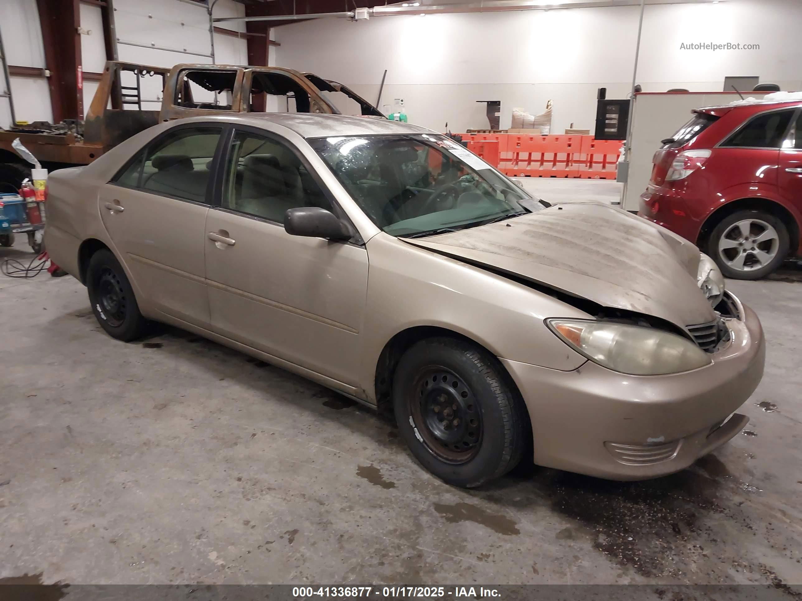 2005 Toyota Camry Le Gold vin: 4T1BE32K35U083199
