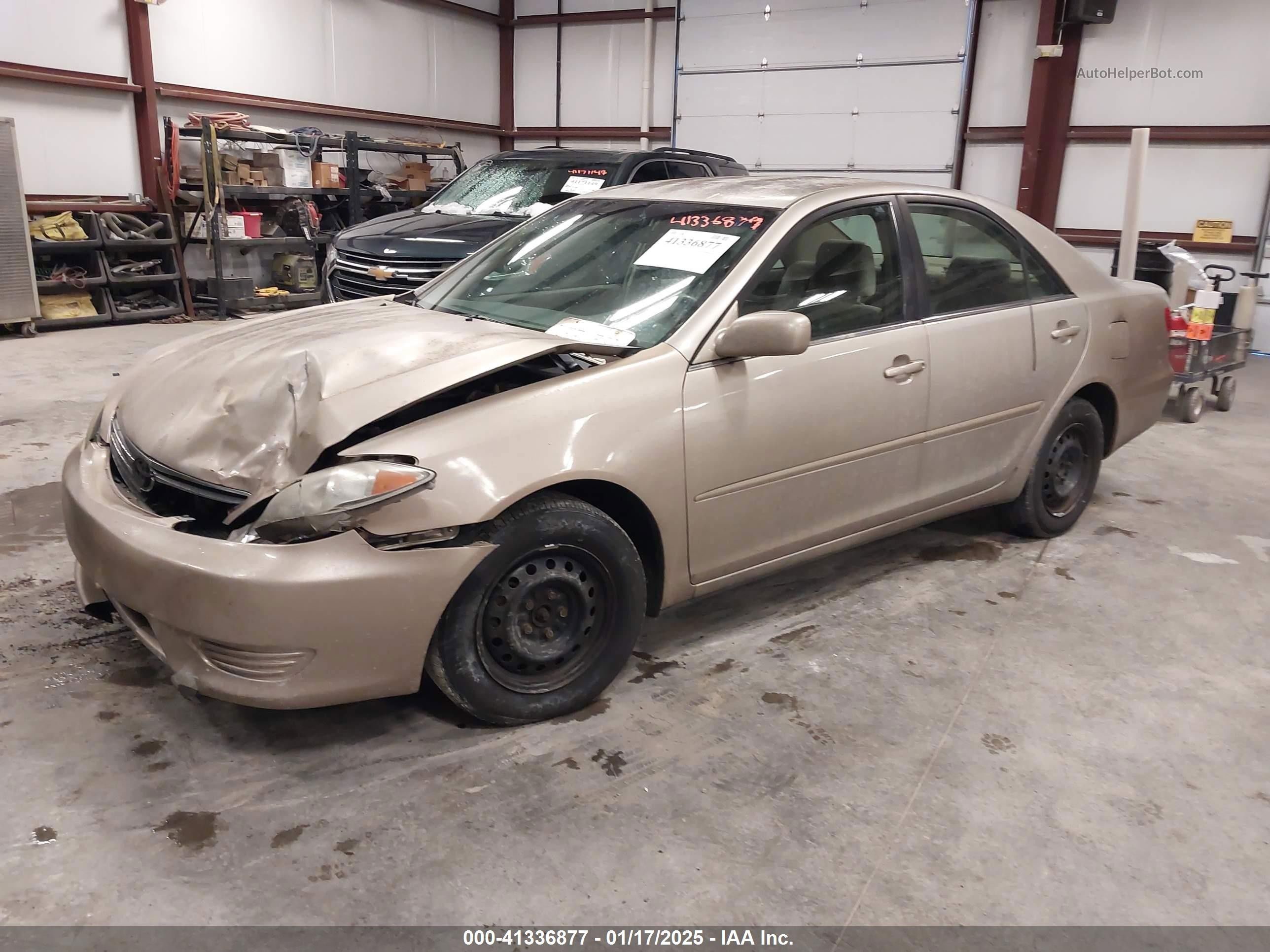 2005 Toyota Camry Le Gold vin: 4T1BE32K35U083199