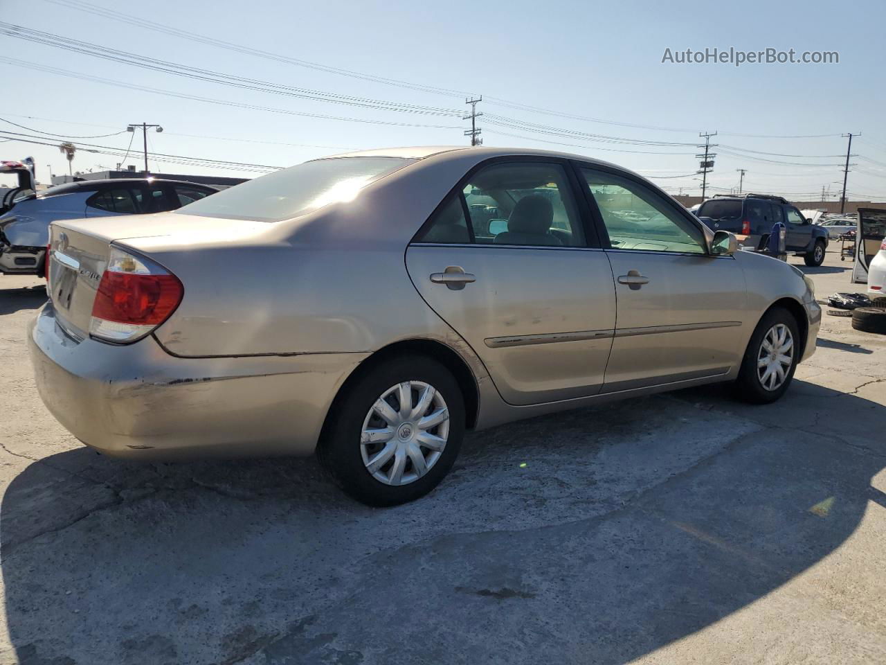 2005 Toyota Camry Le Gold vin: 4T1BE32K55U961179