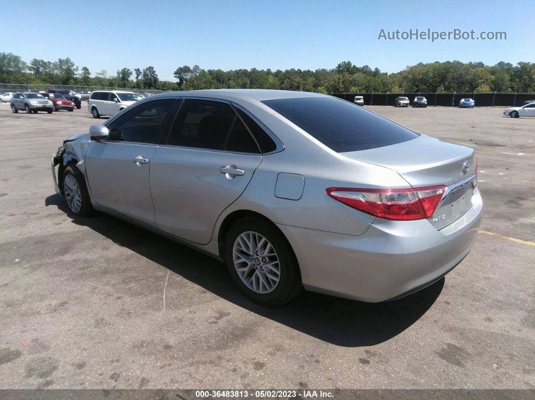 2017 Toyota Camry Le Серебряный vin: 4T1BF1FK0HU626041