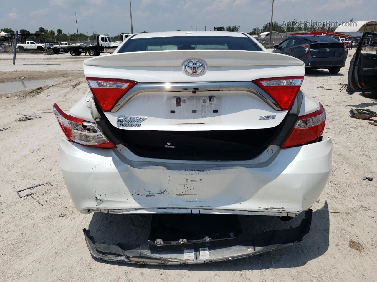 2017 Toyota Camry Le White vin: 4T1BF1FK2HU761232