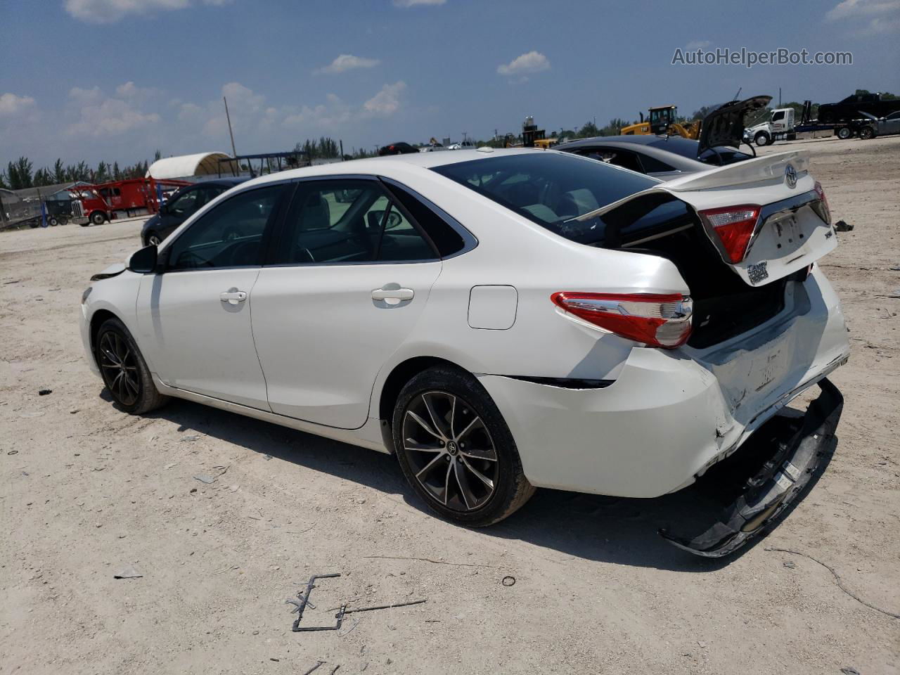 2017 Toyota Camry Le White vin: 4T1BF1FK2HU761232