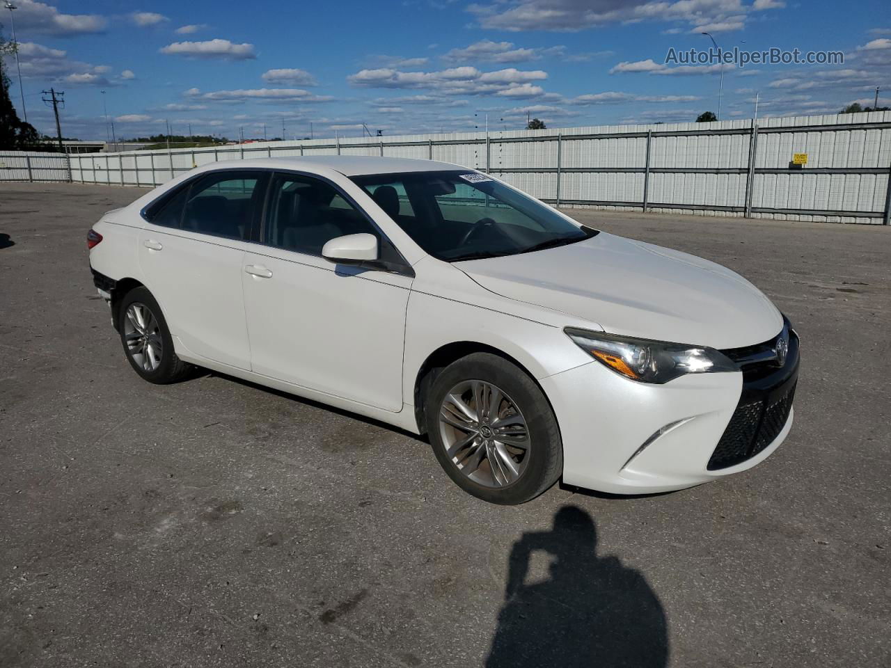 2016 Toyota Camry Le White vin: 4T1BF1FK4GU550970