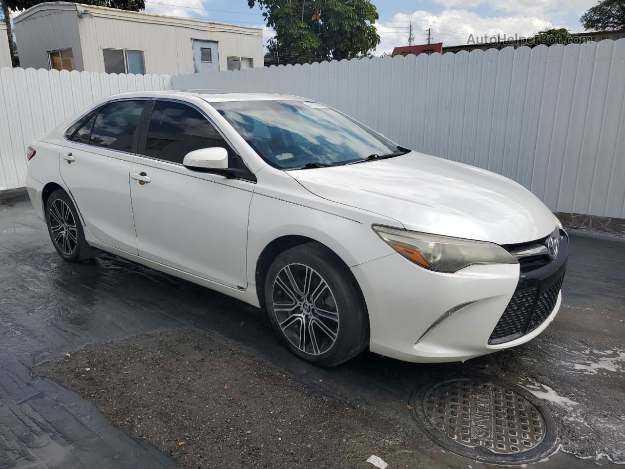 2016 Toyota Camry Le White vin: 4T1BF1FK4GU562312