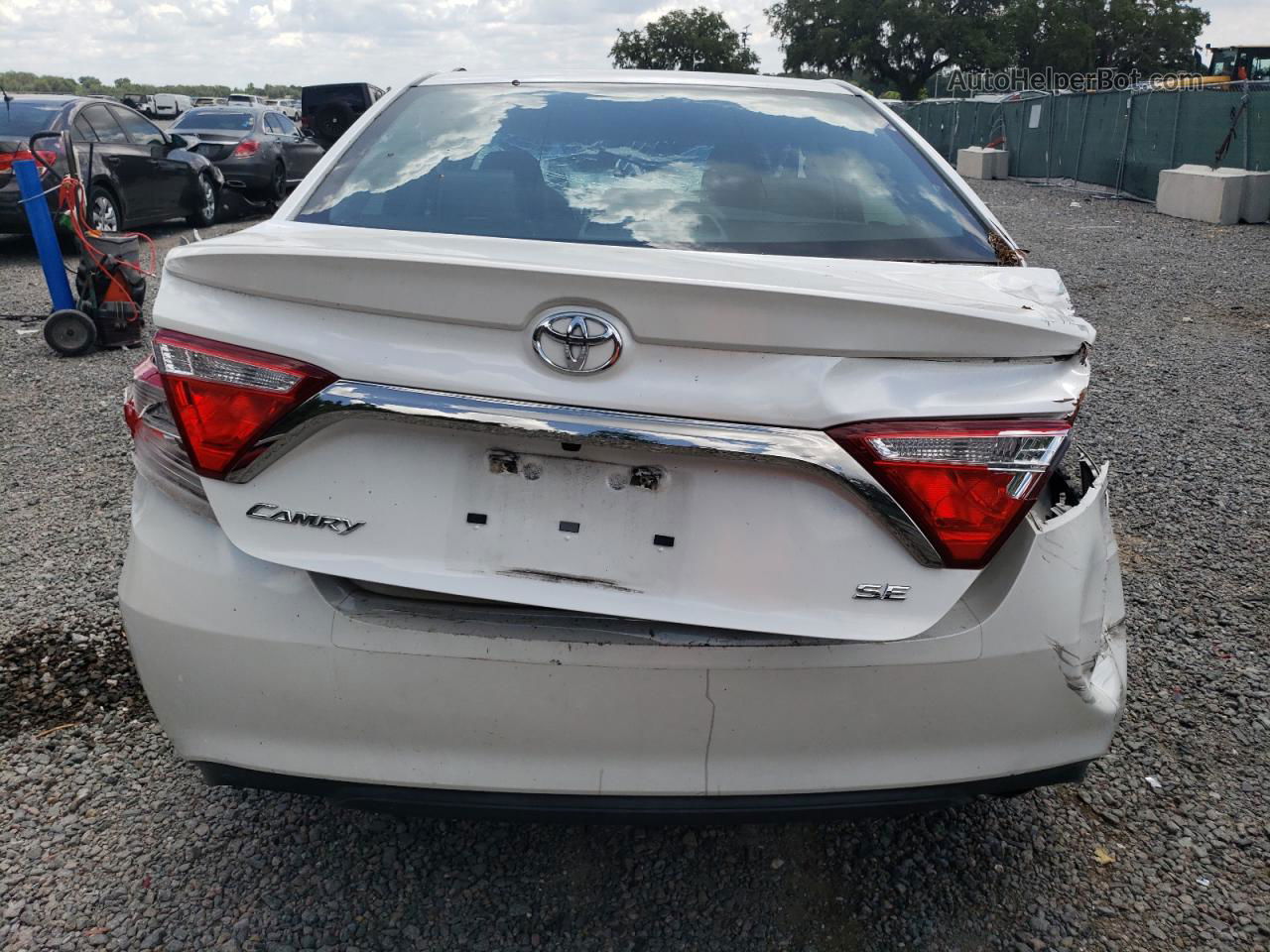 2017 Toyota Camry Le White vin: 4T1BF1FK7HU306943