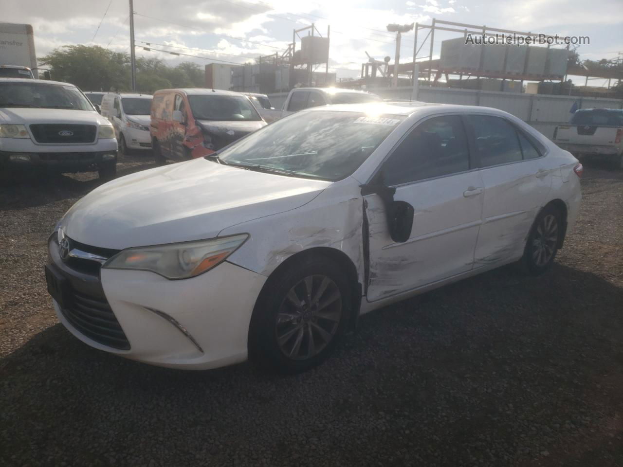 2016 Toyota Camry Le White vin: 4T1BF1FK8GU588007