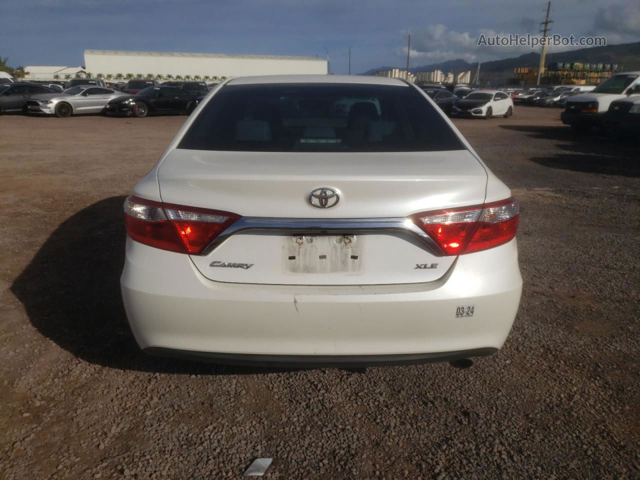 2016 Toyota Camry Le White vin: 4T1BF1FK8GU588007