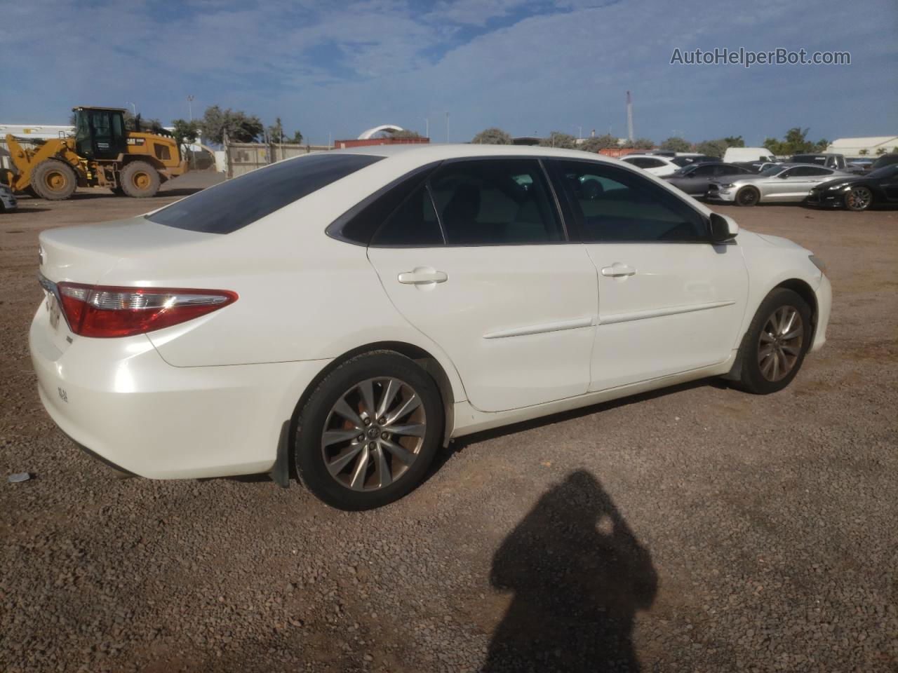 2016 Toyota Camry Le White vin: 4T1BF1FK8GU588007