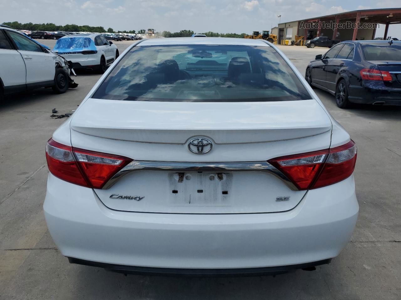 2017 Toyota Camry Le White vin: 4T1BF1FK9HU735761