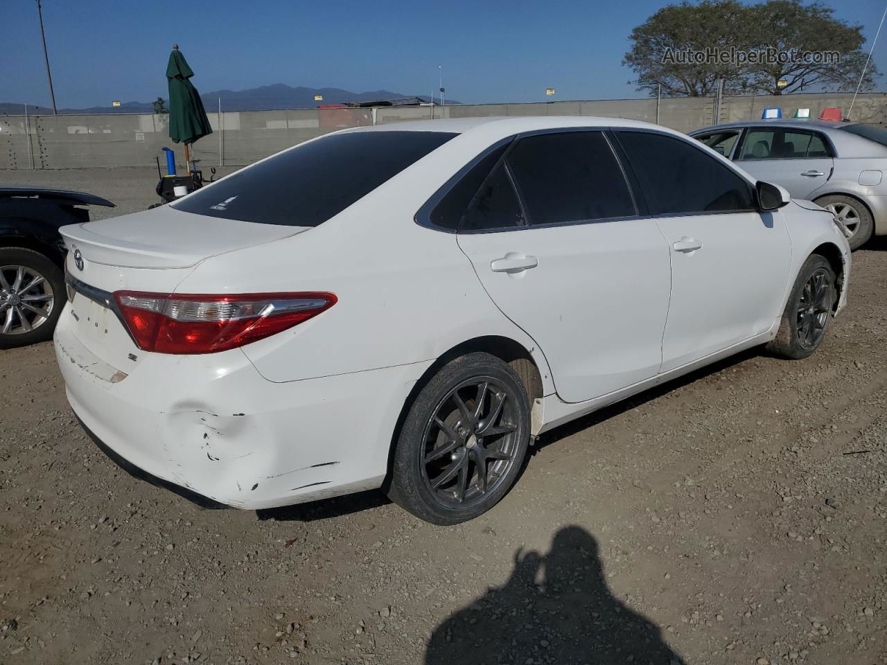 2016 Toyota Camry Le White vin: 4T1BF1FKXGU144370