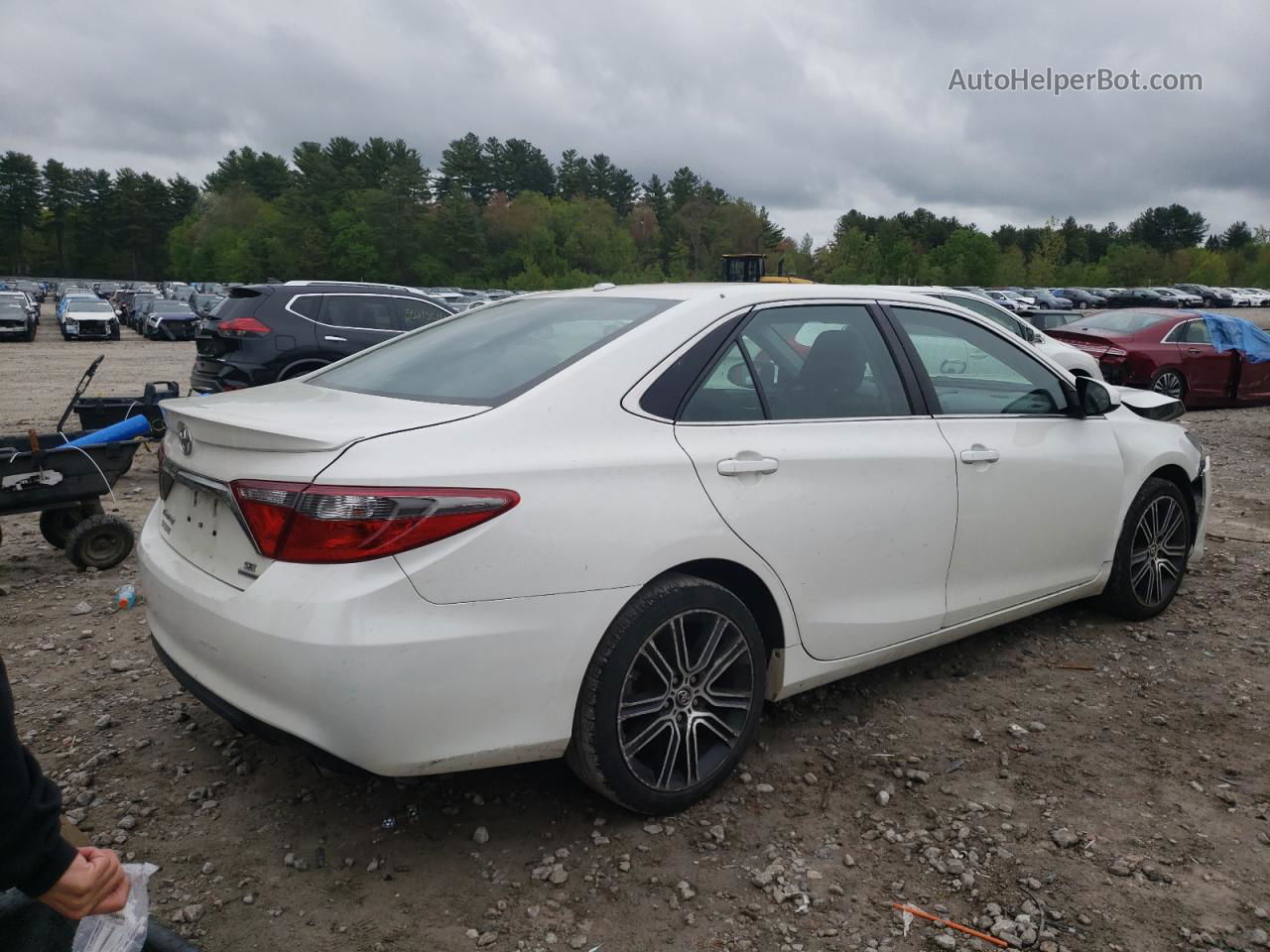 2016 Toyota Camry Le White vin: 4T1BF1FKXGU564338