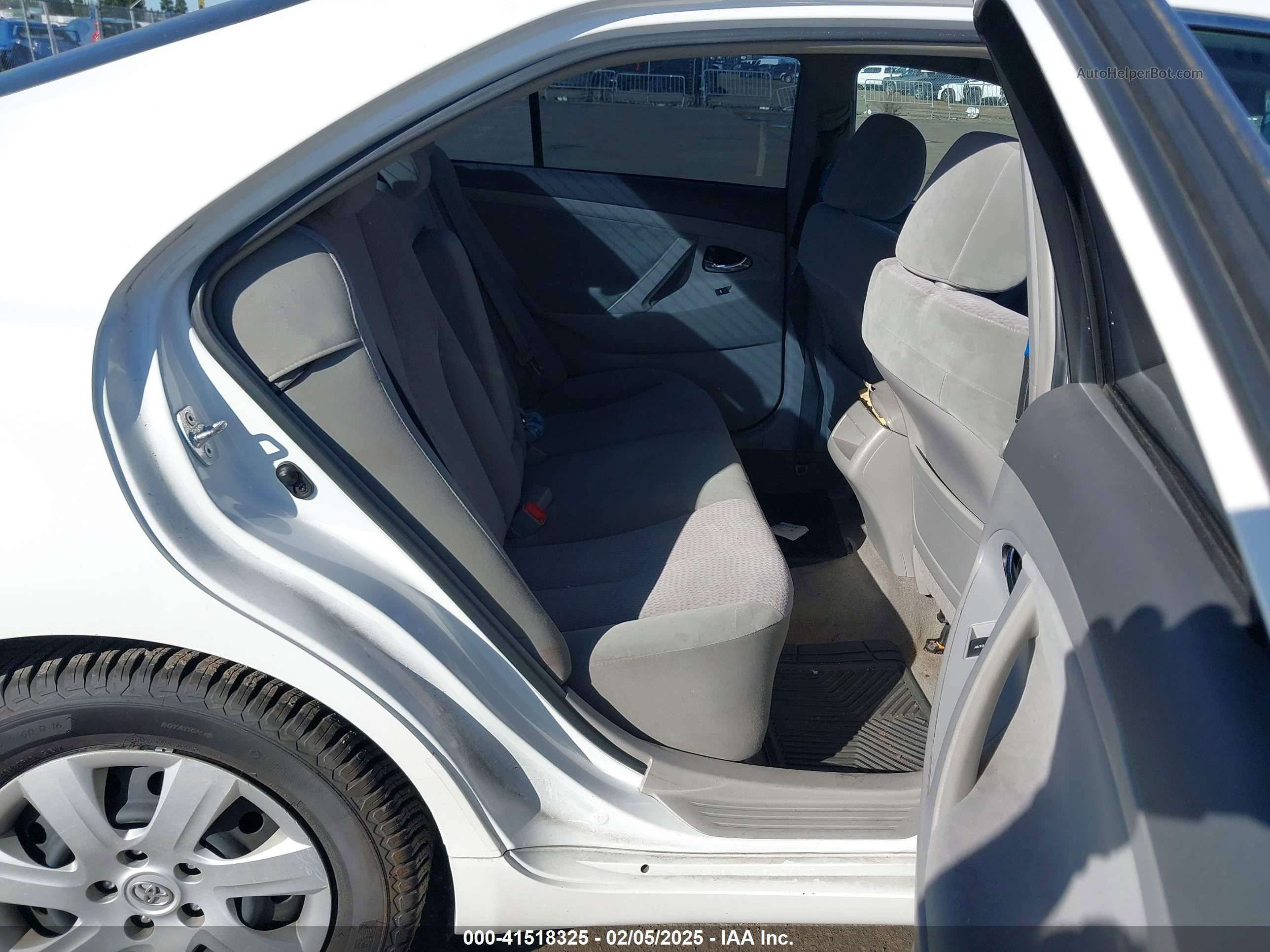 2011 Toyota Camry Le White vin: 4T1BF3EK1BU644469