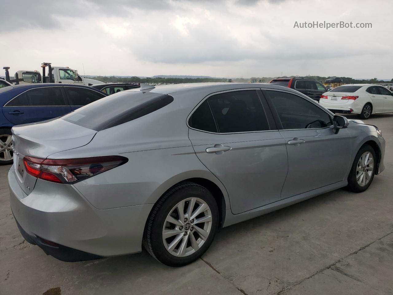 2021 Toyota Camry Le Silver vin: 4T1C11AK0MU579212