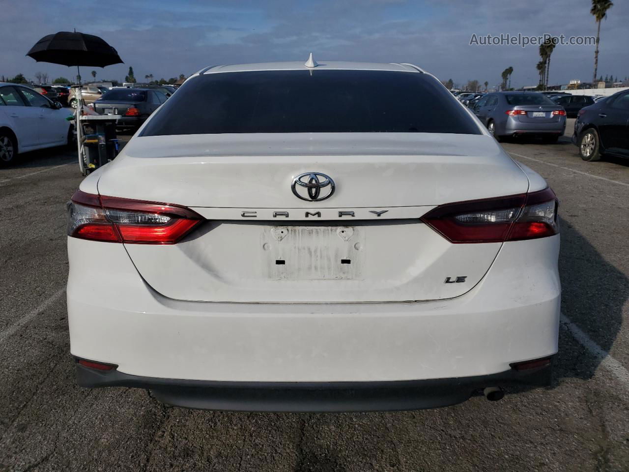 2021 Toyota Camry Le White vin: 4T1C11AK6MU438676