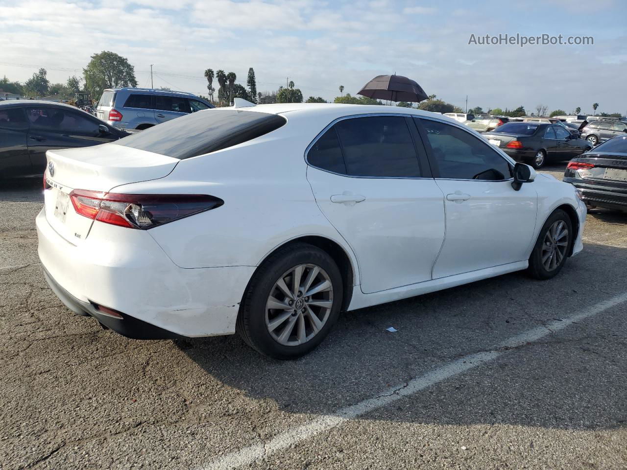 2021 Toyota Camry Le White vin: 4T1C11AK6MU438676