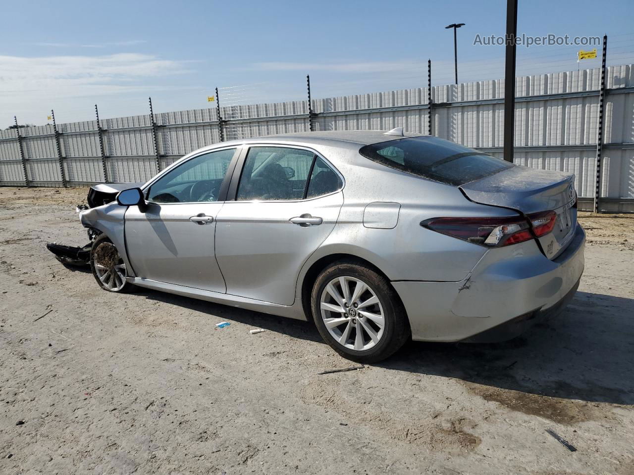 2021 Toyota Camry Le Silver vin: 4T1C11AK8MU544997