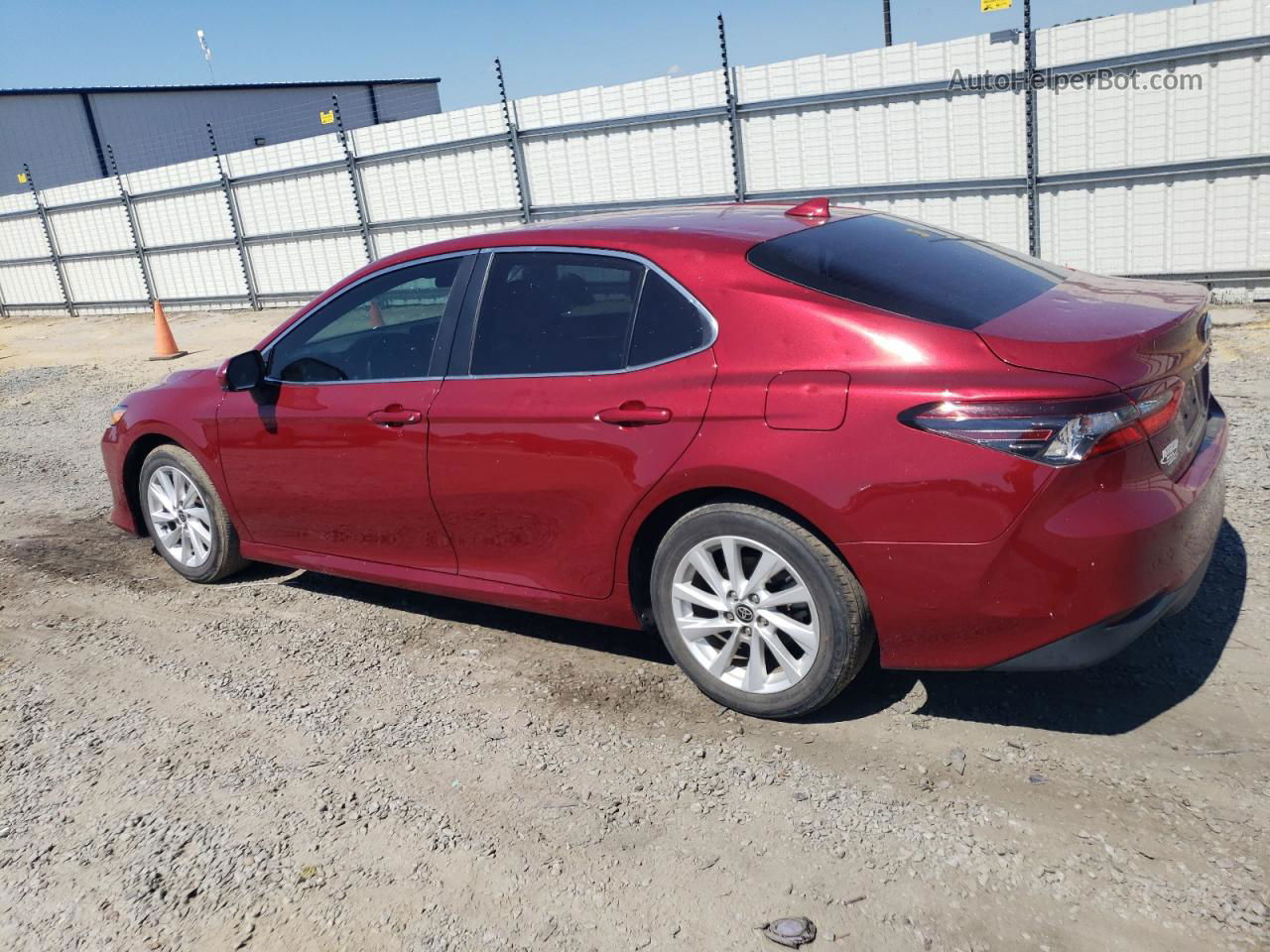 2021 Toyota Camry Le Red vin: 4T1C11AKXMU599578