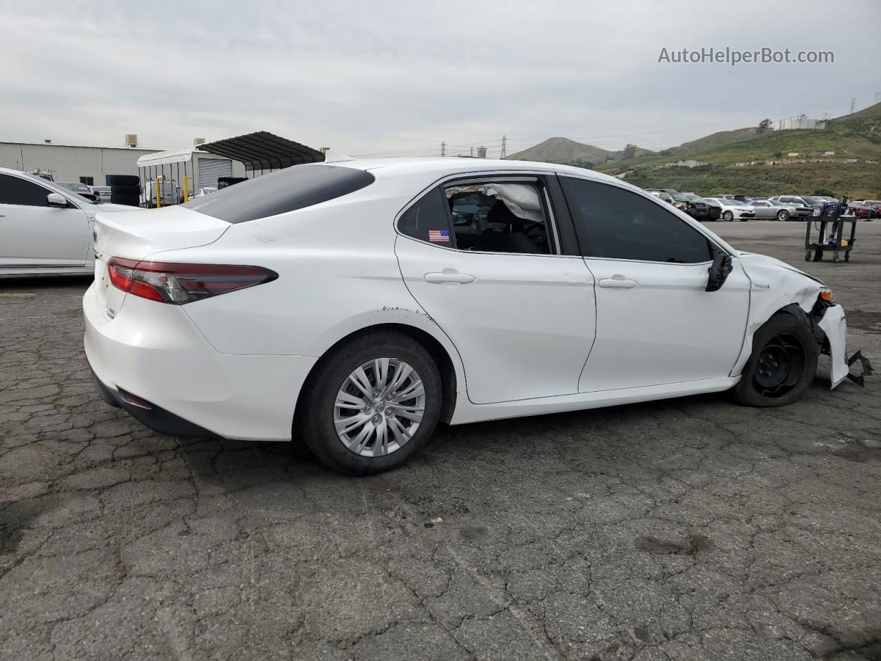 2021 Toyota Camry Le White vin: 4T1C31AK0MU027123