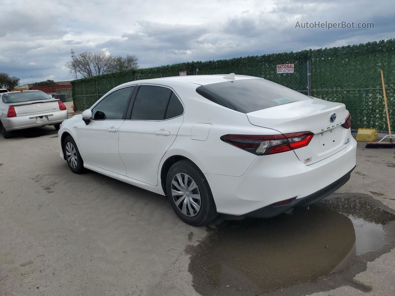 2021 Toyota Camry Le White vin: 4T1C31AK2MU567654