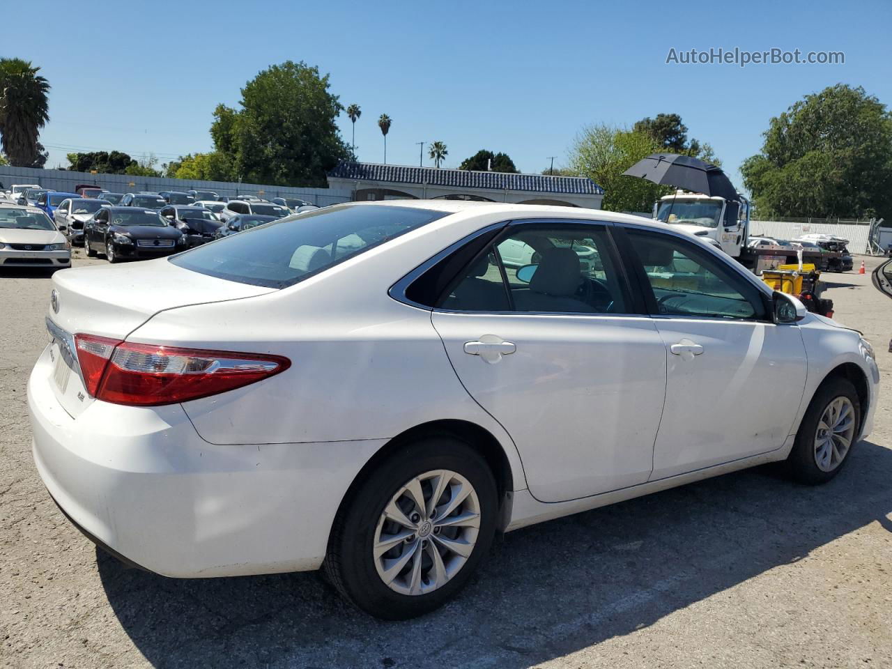 2016 Toyota Camry Le White vin: 4T4BF1FK2GR517150