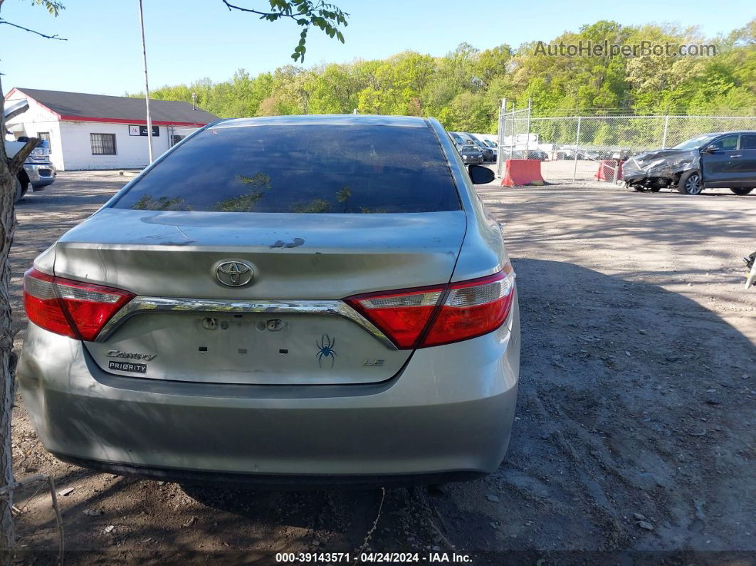 2016 Toyota Camry Le Серебряный vin: 4T4BF1FK3GR558578