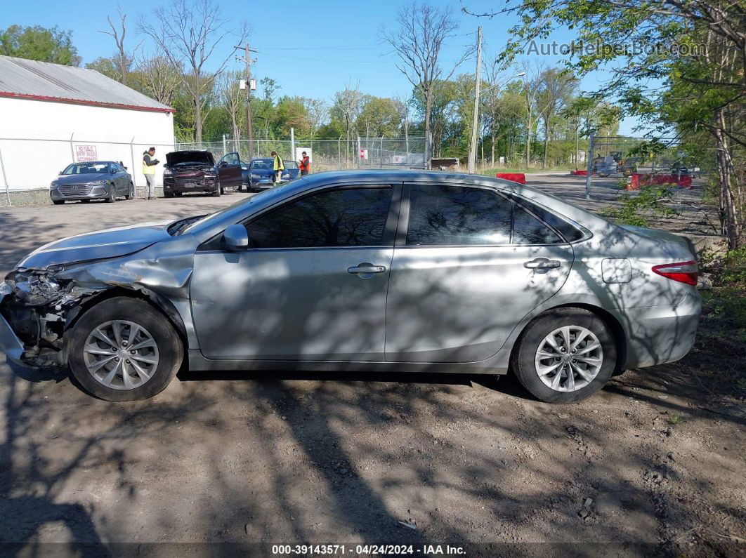 2016 Toyota Camry Le Серебряный vin: 4T4BF1FK3GR558578