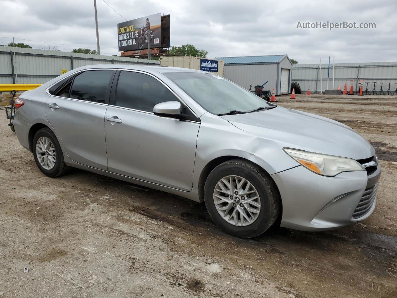 2016 Toyota Camry Le Silver vin: 4T4BF1FK5GR566326