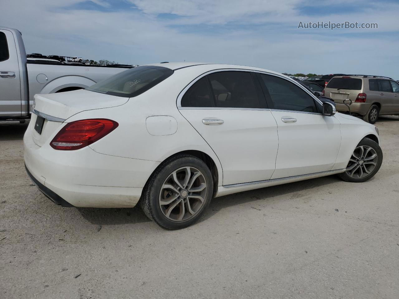 2015 Mercedes-benz C 300 White vin: 55SWF4JB7FU043985