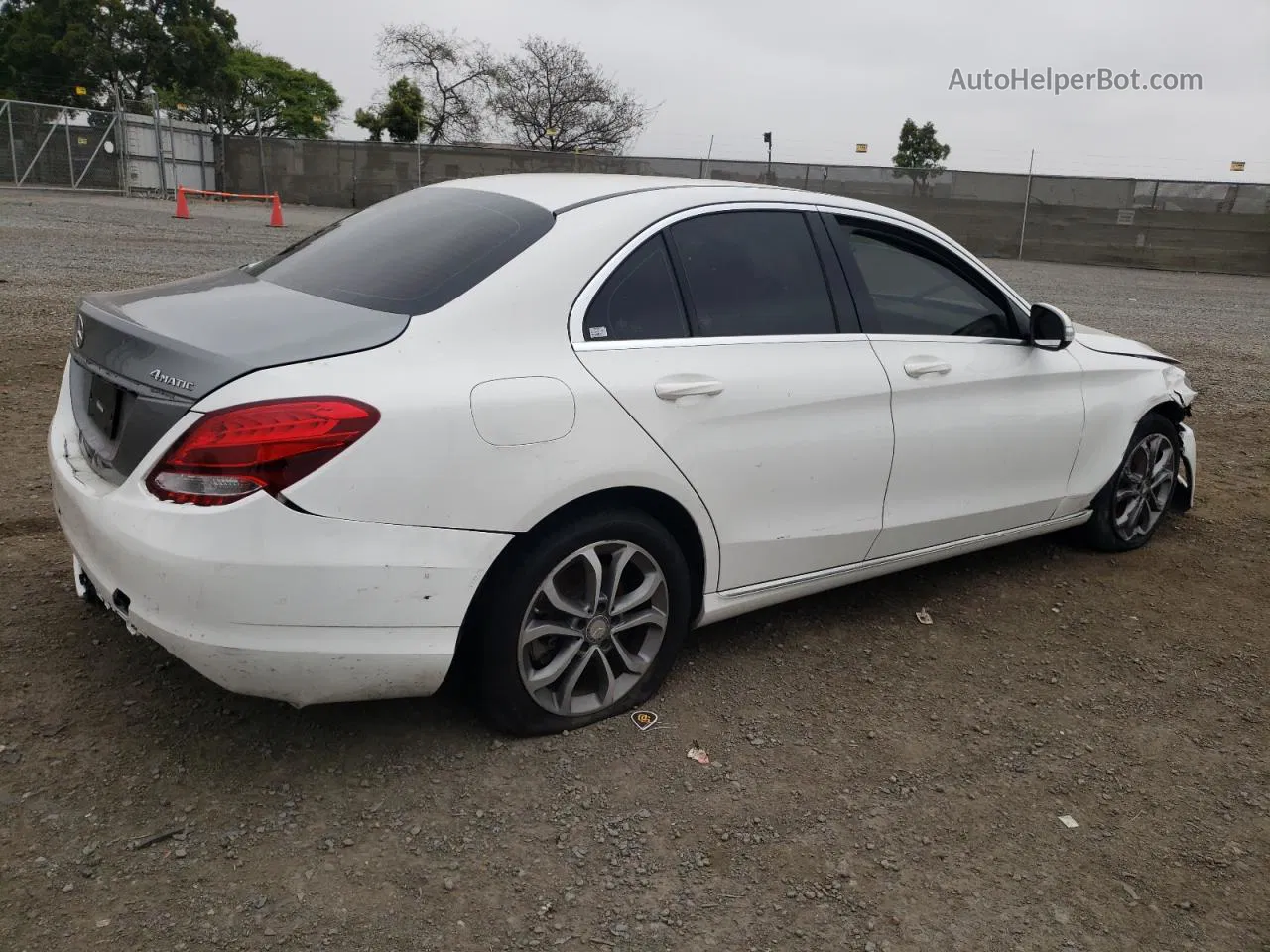 2015 Mercedes-benz C 300 White vin: 55SWF4JBXFU044712