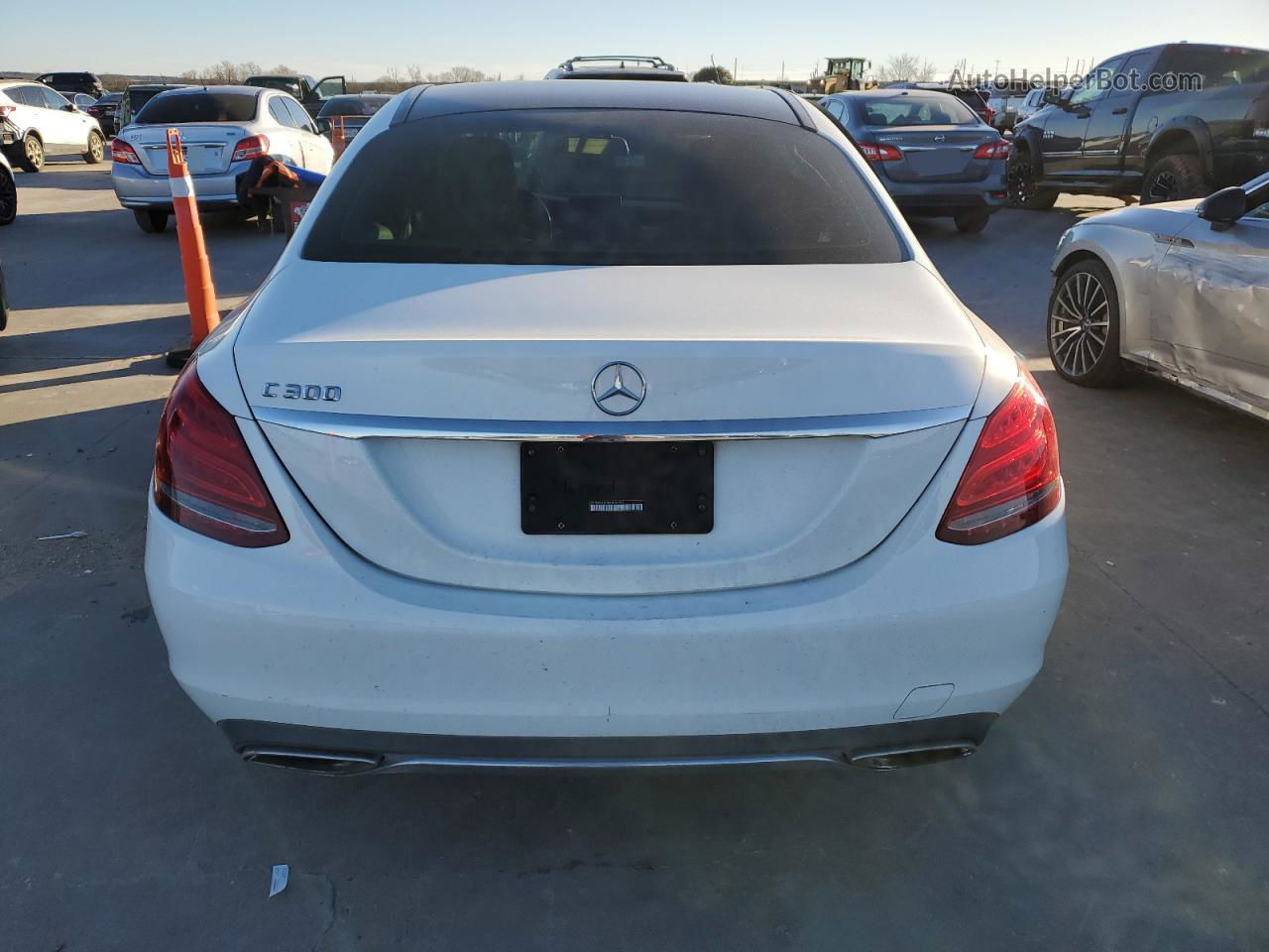 2015 Mercedes-benz C 300 White vin: 55SWF4JBXFU082909