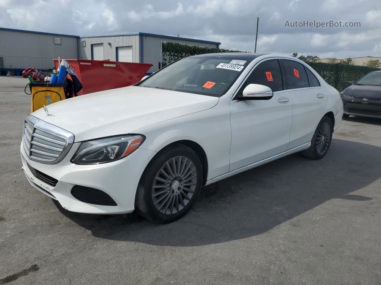 2015 Mercedes-benz C 300 4matic White vin: 55SWF4KB4FU020050