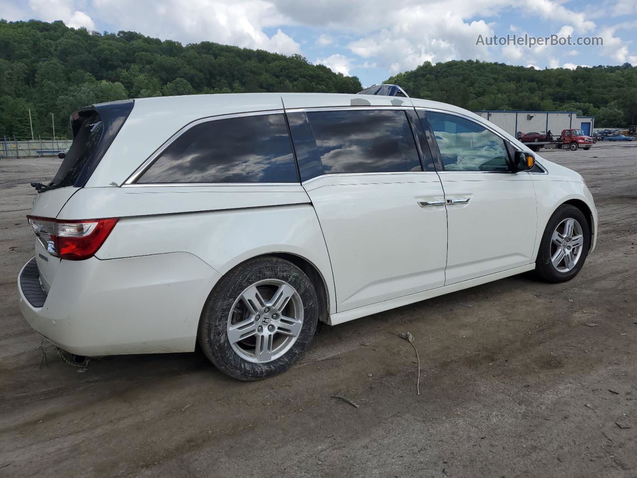 2013 Honda Odyssey Touring White vin: 5FNRL5H92DB044118