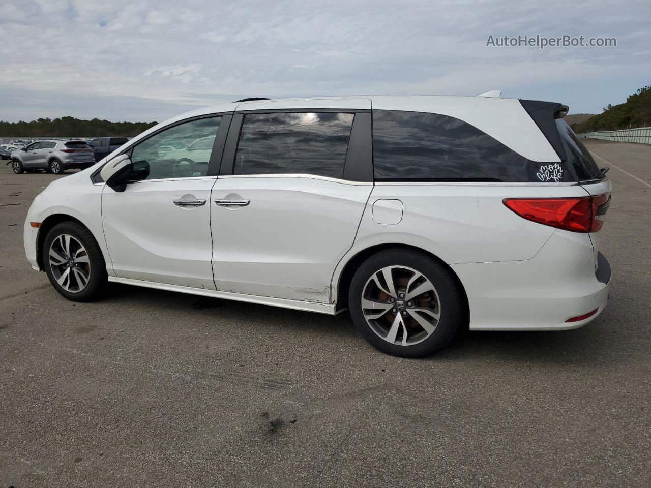 2021 Honda Odyssey Touring White vin: 5FNRL6H85MB029061