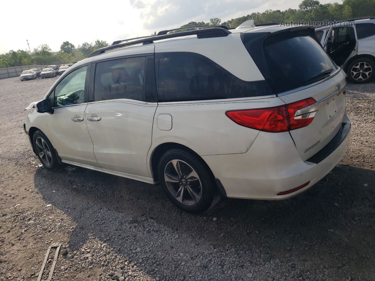 2019 Honda Odyssey Touring White vin: 5FNRL6H86KB038042