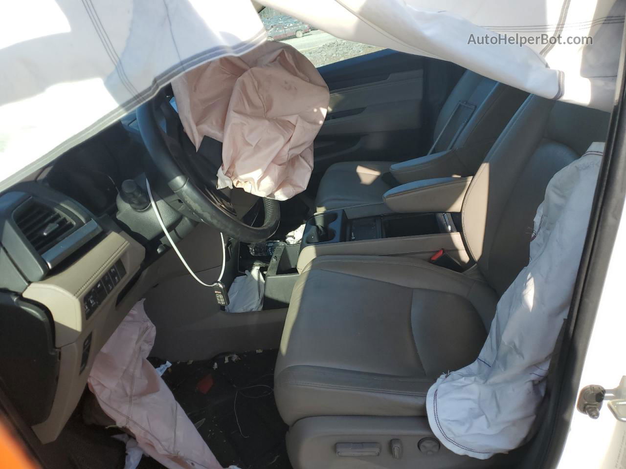 2019 Honda Odyssey Touring White vin: 5FNRL6H8XKB067821