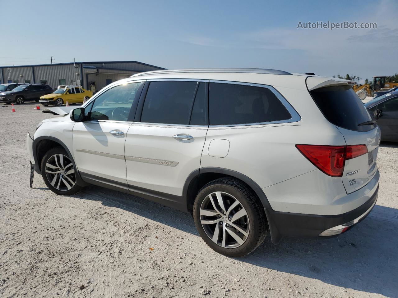 2017 Honda Pilot Touring White vin: 5FNYF5H90HB014205