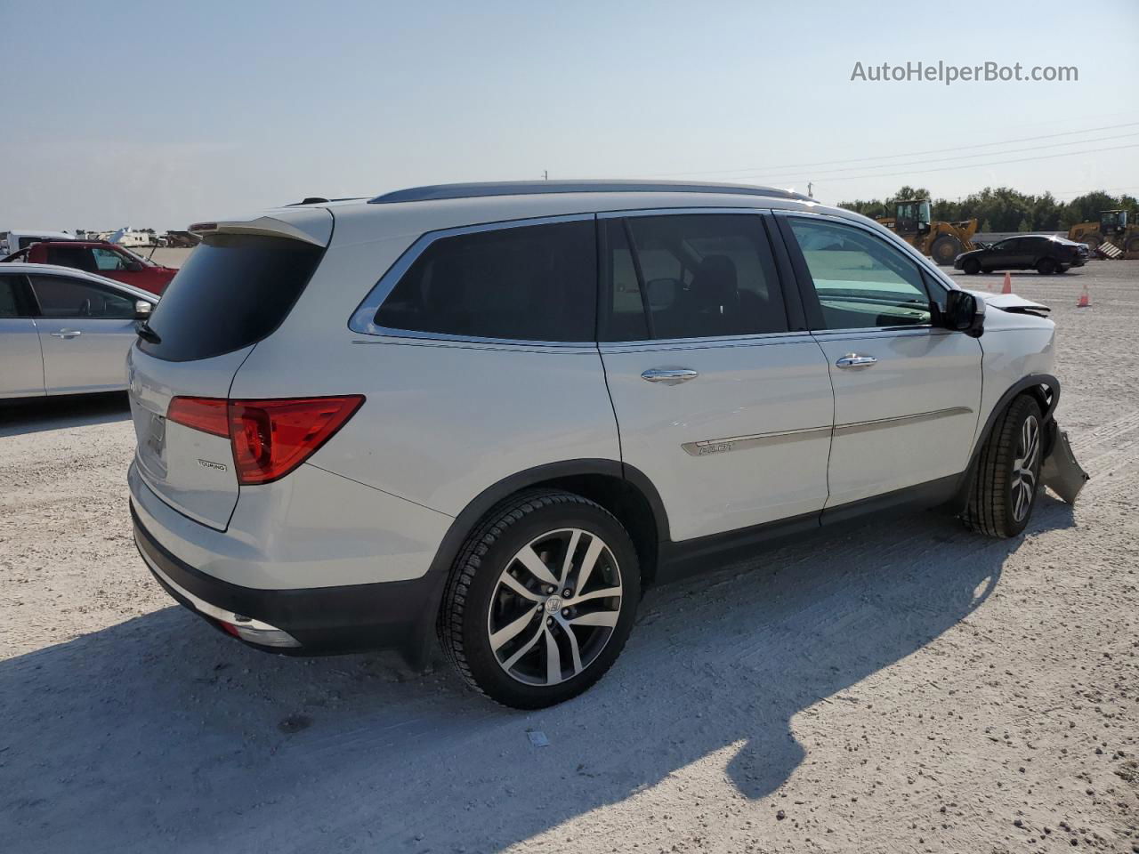 2017 Honda Pilot Touring White vin: 5FNYF5H90HB014205