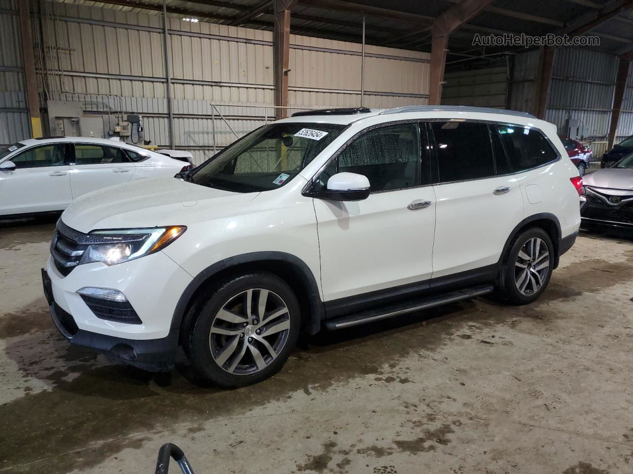 2017 Honda Pilot Touring White vin: 5FNYF5H91HB014942