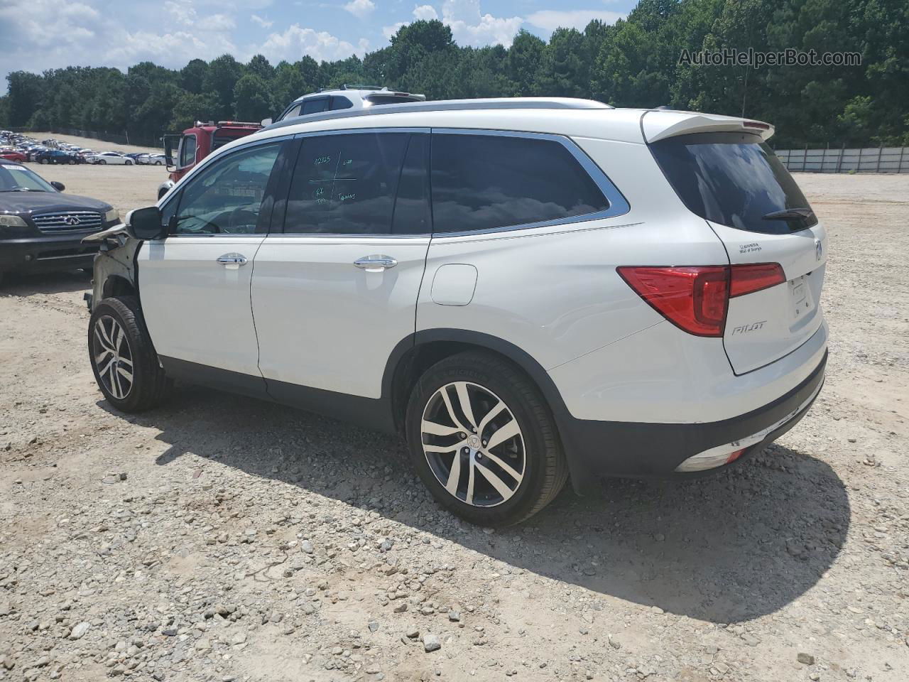 2017 Honda Pilot Touring White vin: 5FNYF5H91HB018876