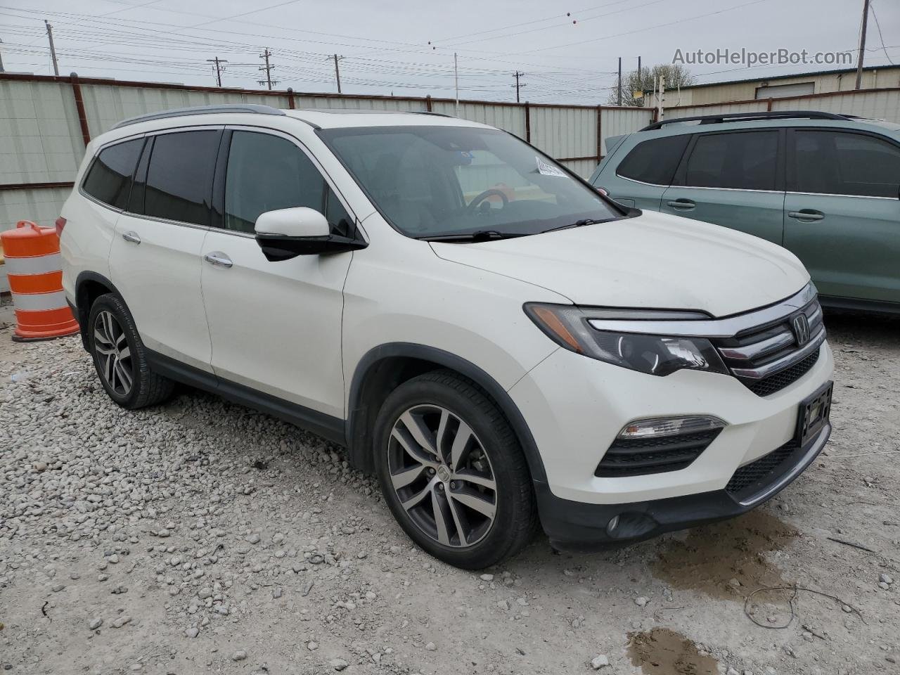 2016 Honda Pilot Touring White vin: 5FNYF5H93GB036360