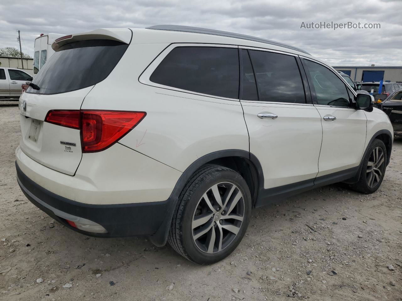 2017 Honda Pilot Touring Белый vin: 5FNYF5H96HB046334