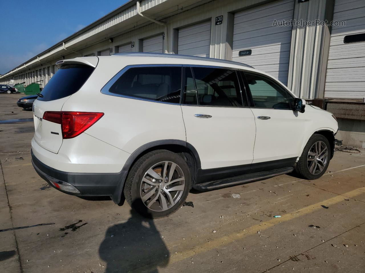 2016 Honda Pilot Touring White vin: 5FNYF5H97GB035986