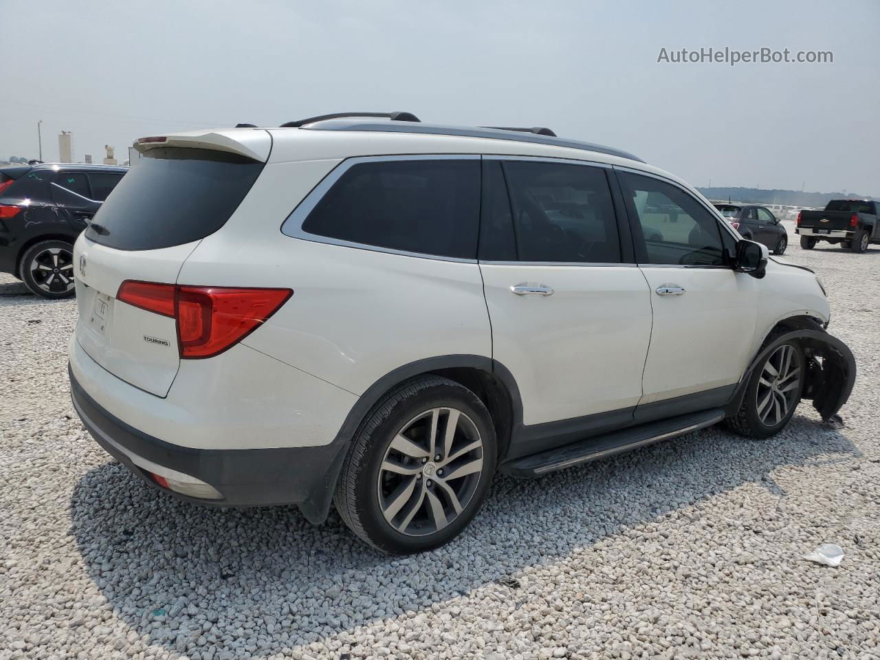 2017 Honda Pilot Touring White vin: 5FNYF5H97HB005405